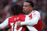 2-1险胜！乌龙球+红牌，阿森纳掀翻切尔西，曼城被甩开5分